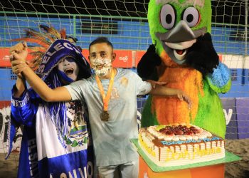 Frank Velásquez, pivot de la Barra de Santiago: «El título es un regalo y un pastel muy lindo para mí»