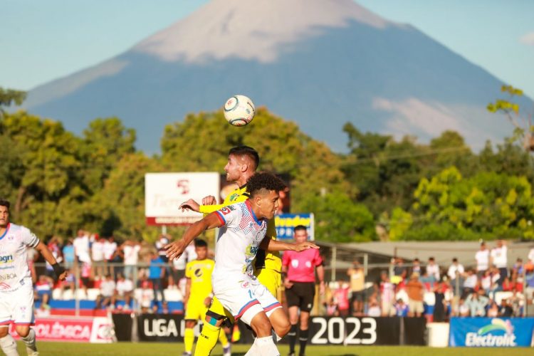 Carlos Ortiz, de Luis Ángel Firpo, pelea el balón con Kevin Molina, de 11 Deportivo. Ambos equipos empataron el domingo 0-0. Fotos Jarvyn Muñoz