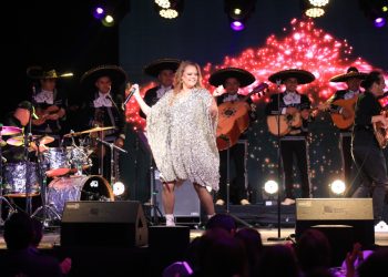 Shaila Dúrcal regaló una noche de «Amor Eterno» a El Salvador