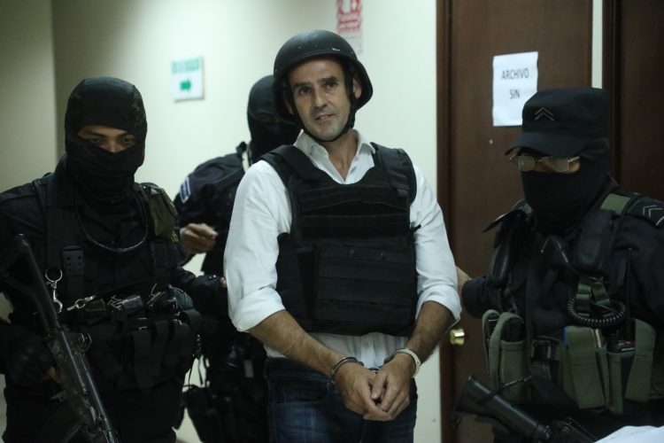 Defensa
El tricolor
defiende a
personajes
como
Ernesto
Muyshondt.