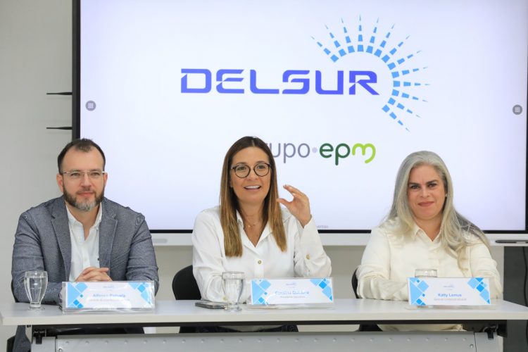 En el anuncio del nuevo plan de inversión participaron: Carolina Quintero, presidenta ejecutiva; Alfonso Peñuela, gerente de distribución, y Katty Lemus, gerente comercial. Foto: Guillermo Martínez.