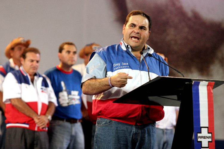 Desconocen a Saca. La nueva dirigencia del partido de derecha ha
rechazado el quinquenio del expresidente Elías Antonio Saca.