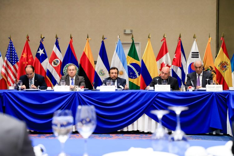Los embajadores
de China y
Estados Unidos,
Zhang Yanhui y
William Duncan,
respectivamente,
saludan al
vicepresidente Félix
Ulloa