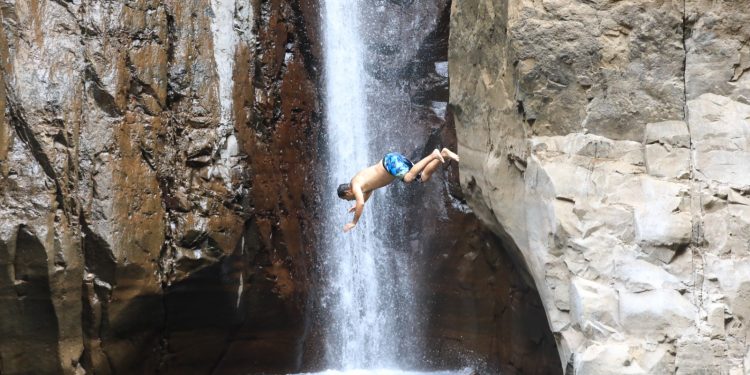 Los turistas pueden realizar saltos en las cascadas y disfrutar de las aguas cristalinas. Foto DES/ Diego García.