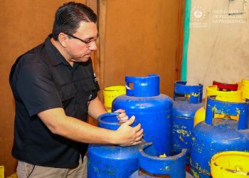 La Defensoría del Consumidor verifica precios en distribuidora de gas propano en Santo Tomás