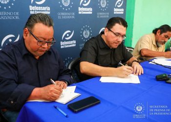 El presidente de la Defensoría del Consumidor firma carta de compromiso para el beneficio de los consumidores en Santiago Texacuangos