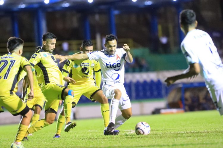 El volante Marvin Monterroza, de Alianza, anotó el primer gol para el once albo, que venció a 11 Deportivo 2-0. Foto/Jarvyn Muñoz