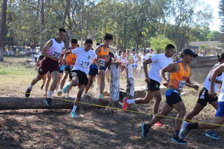 La 3a. fecha del Campeonato Nacional de Campo Traviesa se realizó el domingo en el Regimiento de Caballería. Fotos/FEDEATLETISMO