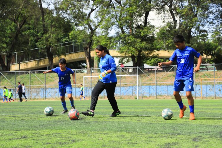 Los chicos del equipo El Refugio, de Ahuachapán, tuvieron ayer su última práctica y convivencia, antes de realizar su viaje a España. Fotos/Sofía Mazariego
