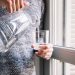 ¿Es importante beber agua para mantener la piel hidratada?