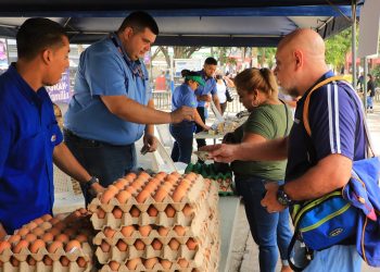 Los salvadoreños compran huevos más baratos en los Agromercados