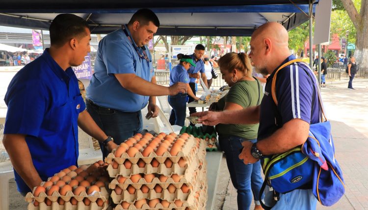 El agromercado del parque Daniel Hernández estará habilitado hasta el domingo 26. Foto Sofía Mazariego.