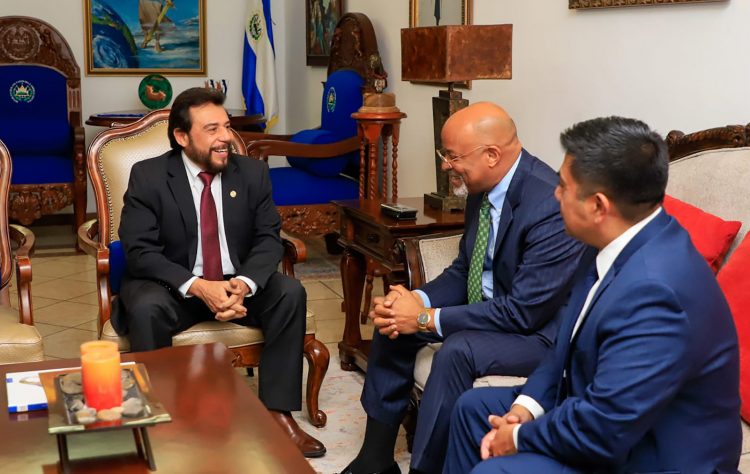 Encuentro con
demócrata. El
vicepresidente
Félix Ulloa
expuso al
congresista
estadounidense los avances
de país.