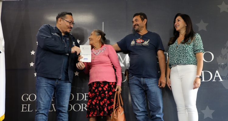 Veteranos y excombatientes recibieron ayer nuevas contribuciones para sus viviendas. Foto / Francisco Campos.
