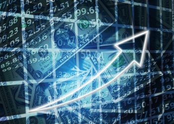 Economistas prevén mejora en calificaciones crediticias de El Salvador