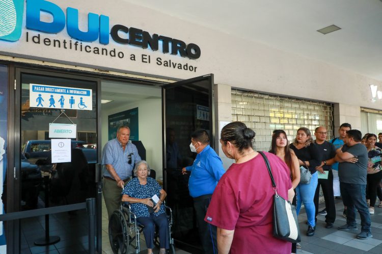 La extensión del plazo para modificar la dirección en el DUI beneficia a los salvadoreños que se
mudaron recientemente, pero la oposición política critica que genera problemas al TSE