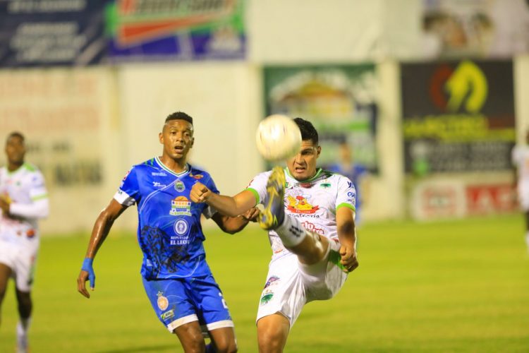 Dragón llegó hasta el estadio Jorge Suárez y se trajo un punto al empatar 0-0 ante Isidro Metapán. Fotos/Sofía Mazariego.