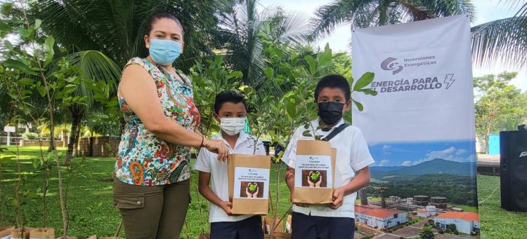 LA EMPRESA GENERADORA DE
ENERGÍA ELÉCTRICA ENTREGÓ 70
ÁRBOLES FRUTALES QUE FUERON
PLANTADOS EN TERRENOS DE LOS
CENTROS EDUCATIVOS DE TALNIQUE. Fotos / Diario El Salvador.