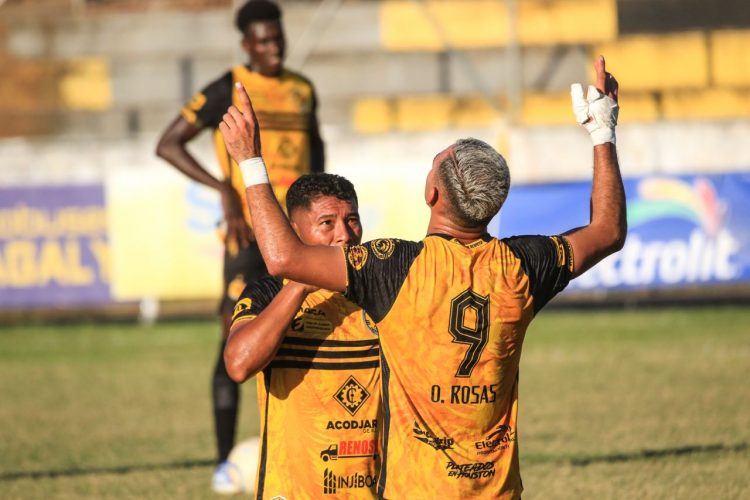Edgar Valladares y Omar Rosas, de Platense, agradecen a Dios por el triunfo conseguido ante Atlérico Marte. Fotos/Roberto Baires