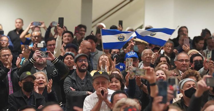 Apoyo multitudinario. Los salvadoreños radicados en Los
Ángeles y en otras ciudades de EE. UU. destacaron que se está
construyendo un mejor país y que se sienten tomados en cuenta.