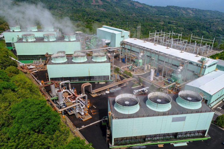 Las centrales geotérmicas siguen impulsando la generación de energía en el país. Foto / Diario El Salvador.