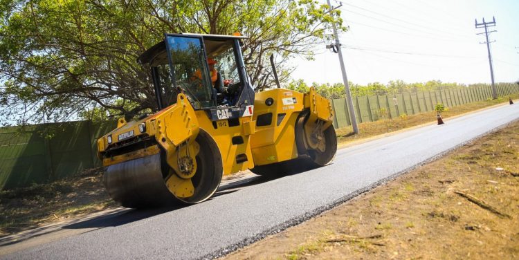 Desarrollo. La reparación de este tramo de carretera facilitará el acceso hacia destinos turísticos como el Parque Recreativo Costa del Sol y La Puntilla. / Foto: Diario El Salvador.