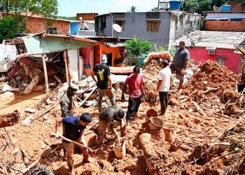 Aumentan a 54 muertos por deslaves en costa del sureste de Brasil