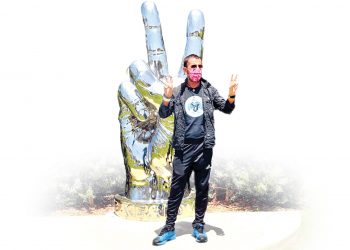 Escultor Carlos Chávez: «Ringo Starr me ha dicho que el mensaje que siempre quiere enviar al mundo es de amor y paz»