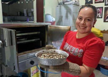 Vanessa ha innovado con el pan saludable en Santiago de María