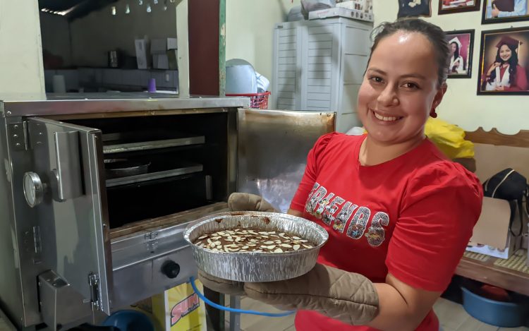 Opción. El objetivo de Vanessa es llegar a sus clientes que por enfermedad u otros motivos quieren comer pan saludable. Foto Jeannette Rodríguez.