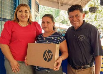 Estudiantes reciben tabletas y computadoras en El Carmen, La Unión