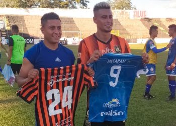 El duelo entre Darwin Cerén y Óscar Cerén terminó con intercambio de camisetas