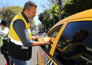 Conasevi entrega artículos de seguridad vial a motociclistas y conductores