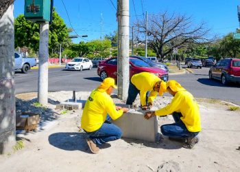 Obras Públicas ya instaló 33 armaduras para semáforos inteligentes en El Salvador