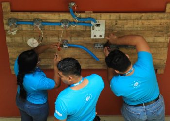 Avanza la capacitación técnica de los alumnos de la Escuela de Especialización para la Construcción DOM