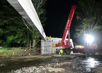 Obras Públicas instala las vigas del nuevo puente en el cantón Apancoyito, en Santa Isabel Ishuatán
