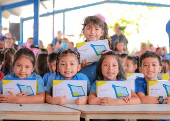 Arranca la entrega de computadoras y tabletas para los estudiantes de El Salvador