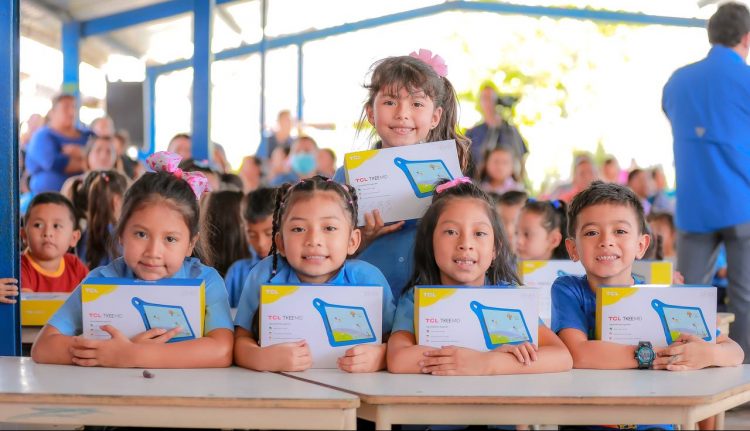 Los estudiantes cuentan con dispositivos electrónicos de última generación.