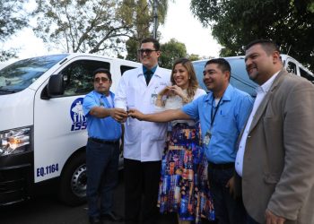 El ISSS entrega nueva flota de vehículos a centros de atención