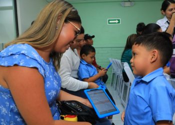Miles de estudiantes salvadoreños reciben tabletas y computadoras