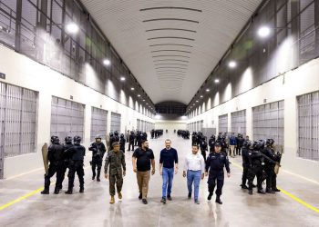 Destacan en Colombia el Centro de Confinamiento del Terrorismo inaugurado por el presidente Bukele
