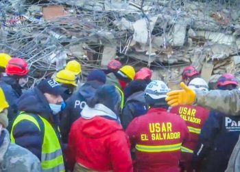Bombero narra cómo familiares de personas atrapadas suplicaban que salvaran a sus familiares en Turquía