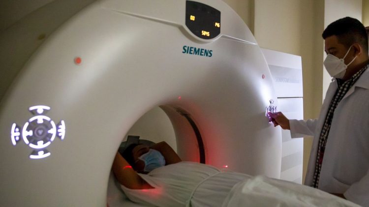 El equipo de resonancia magnética es uno de los que han sido entregados a hospitales. Foto: Minsal.