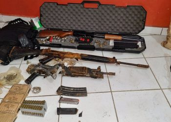 Autoridades incautan drogas, armas y municiones tras allanamiento en un apartamento en Santo Tomás