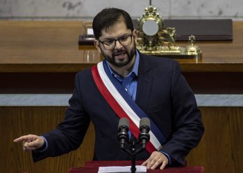 Boric cumple un año en el Gobierno con 35 % de apoyo