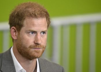 El príncipe Enrique aparece por sorpresa en vista judicial contra diario en Londres