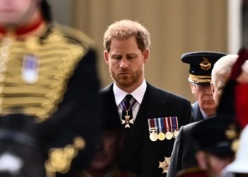 El príncipe Enrique aparece por sorpresa en vista judicial contra diario en Londres