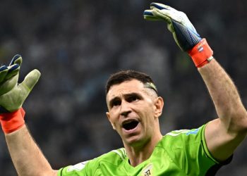 Subastan los guantes con los que el «Dibu» Martínez ganó el mundial con Argentina, a beneficio de hospital