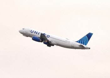 Hombre en EE. UU. acusado de atacar a tripulante en pleno vuelo
