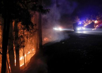 Primer gran incendio del año en España sigue ardiendo sin control